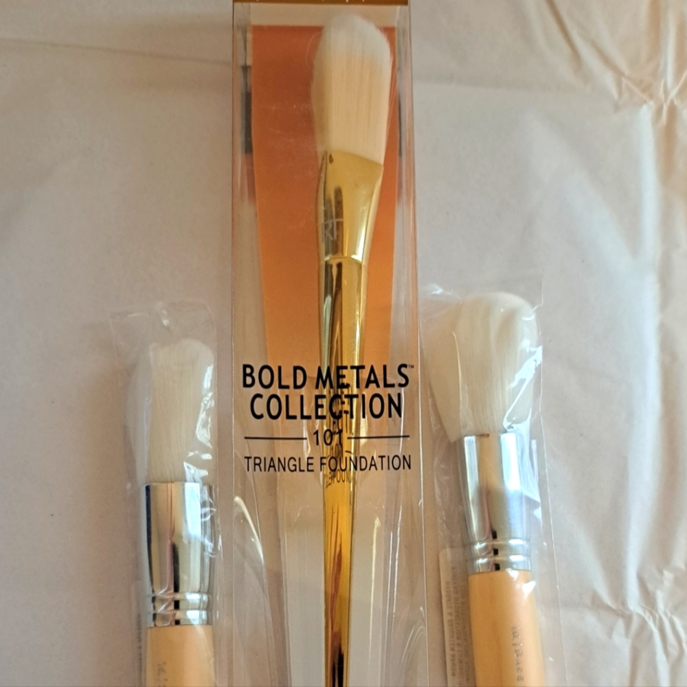 New  2 Bare Essentials hydrate & brighten brushes and 1 Real Techniques brush